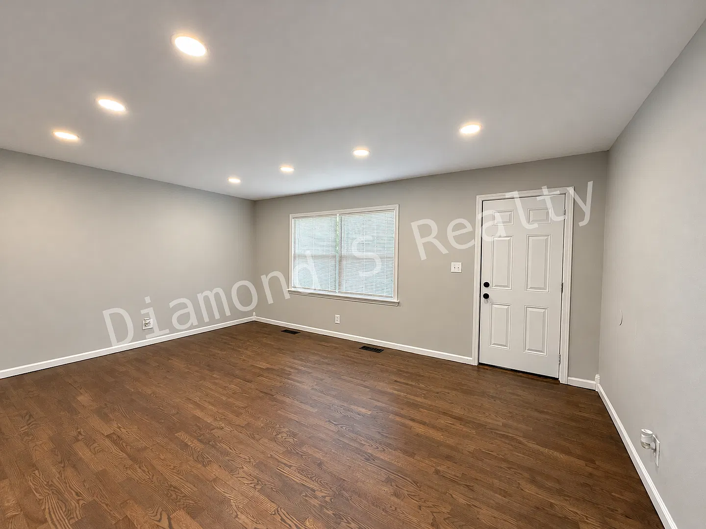 Gorgeous and Upscale 3 Bedroom Home Available!! — Photo 3