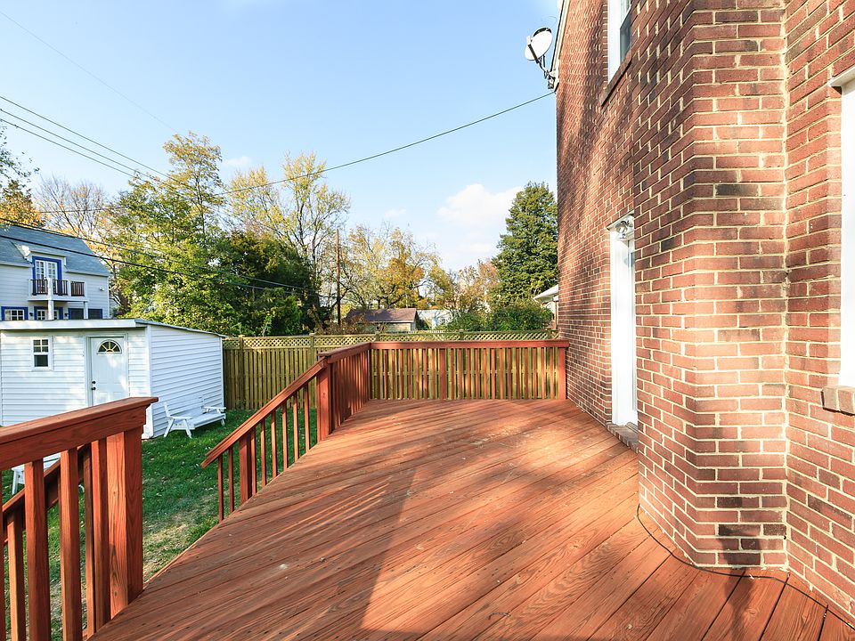 Rear Sundeck, 716 N Jackson