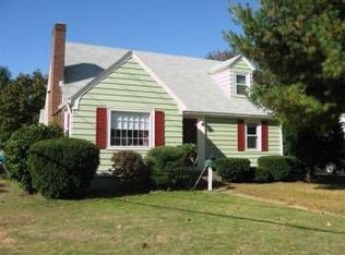 101 Briarcliffe Rd, Cranston, RI 02910