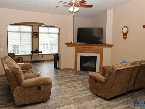 3rd image of 7434 S Louise Ave #302