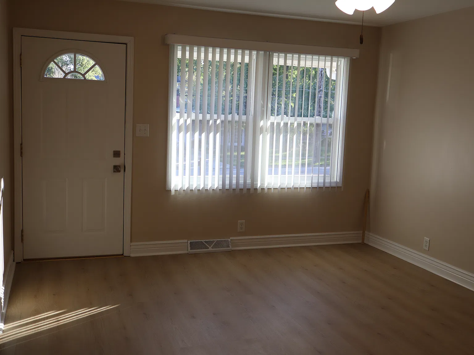 400 E Watrous Avenue — Photo 4