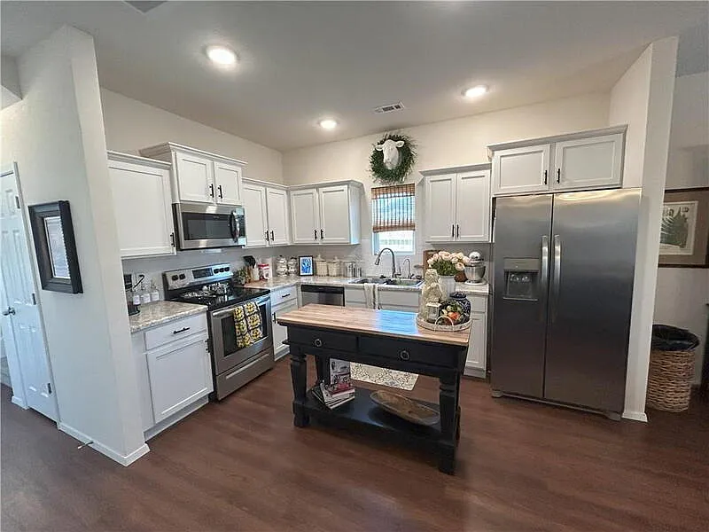 4 bed, 2.5 bath, 1505 sqft, $1,850 — Photo 3