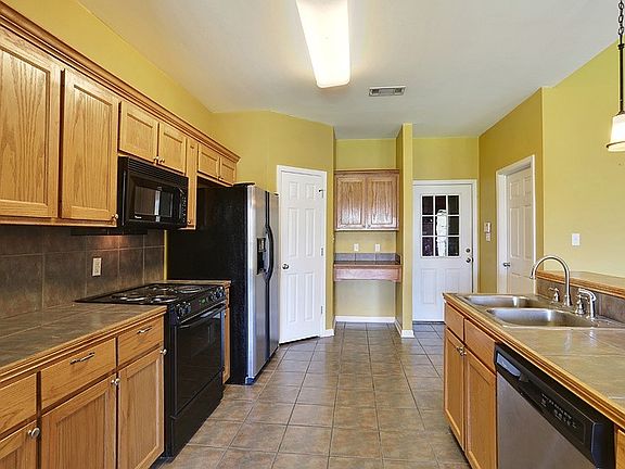 4th image of 35996 Norfolk Ave