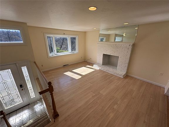 4th image of 1027 Middle Rd