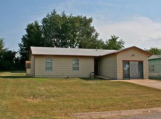 514 E 5th Pl, Grove, OK 74344