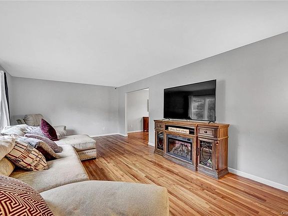 5th image of 70 Eisenhower Dr