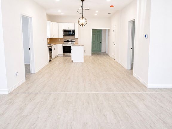 4th image of 811 W Day St
