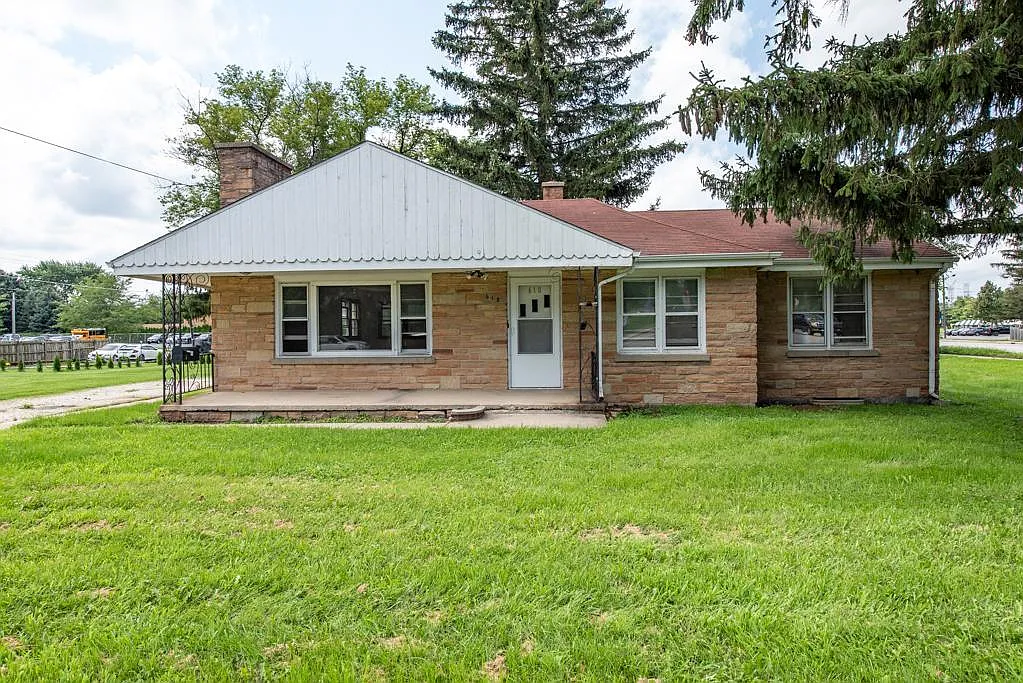 3 bed, 1.5 bath, 1572 sqft, $2,200 — Photo 2