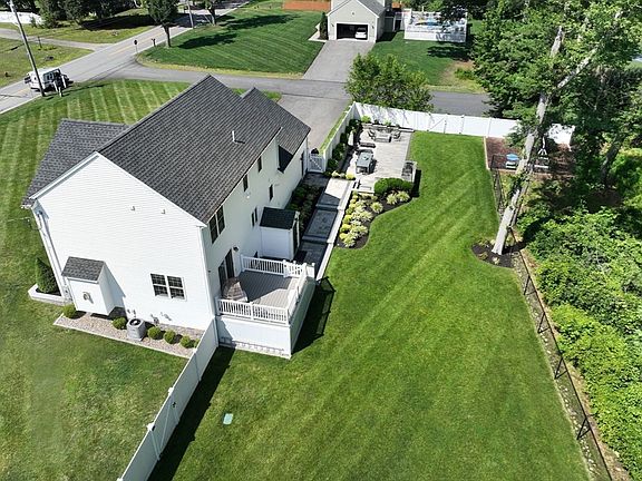 5th image of 102 W Pond St