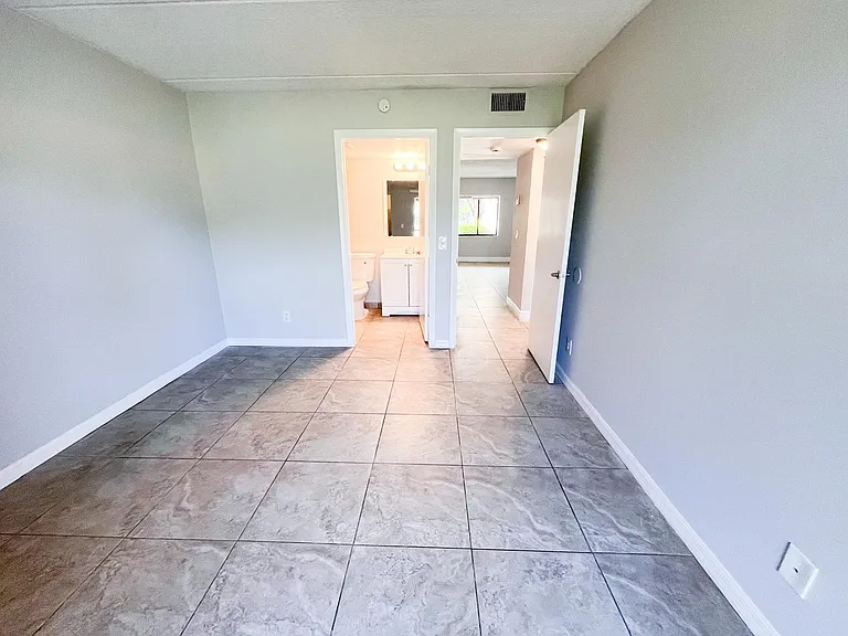 1106 Meadows Cir — Photo 7