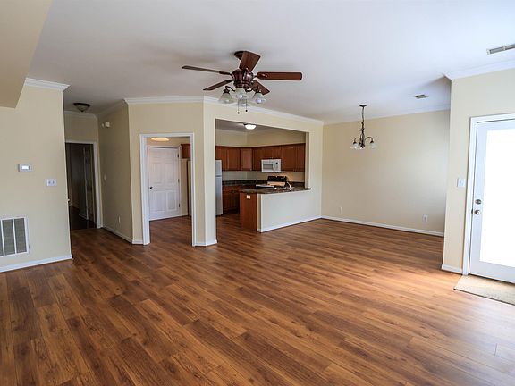 3rd image of 2056 Queens Ct