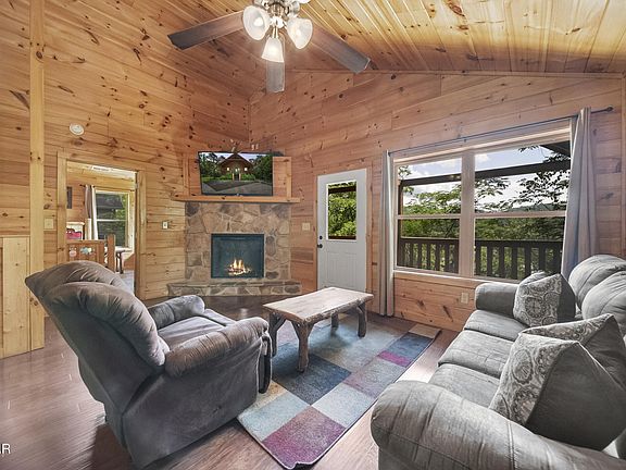 4th image of 3916 Valley View Dr