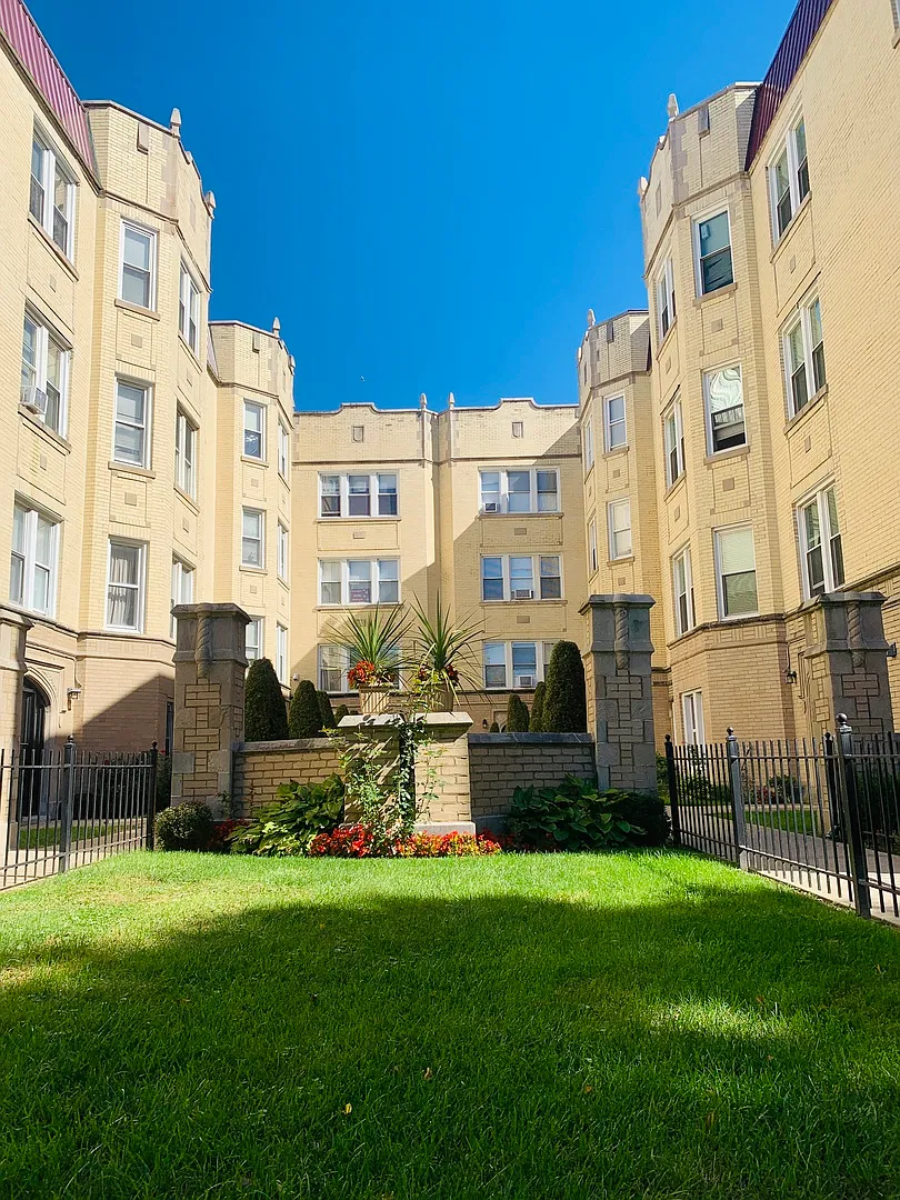 2 bed, 1000 sqft, $1,900 — Photo 1