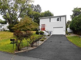 25 Grandview Ave, Holyoke, MA 01040