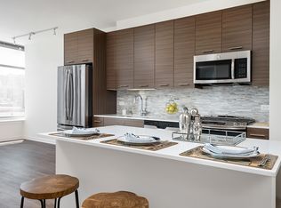 345-347 W Chestnut St, Chicago, IL 60610