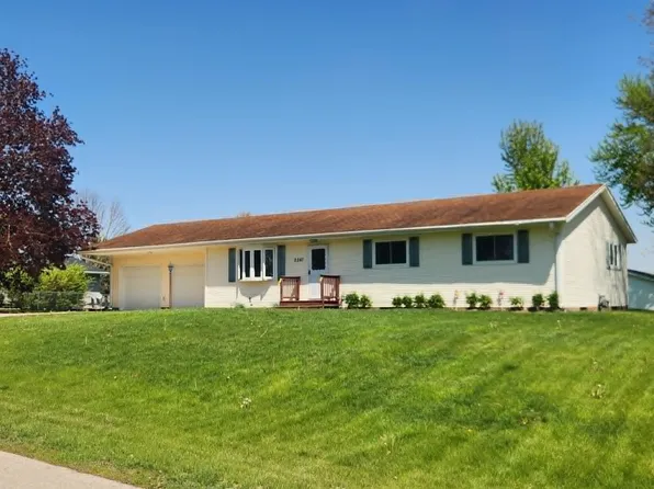 2267 Eagle Dr, Freeport, IL 61032