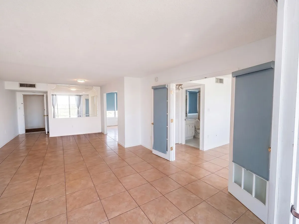 Building Photo - 18011 Biscayne Blvd #19021