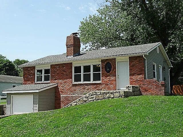 1st image of 207 Clay St