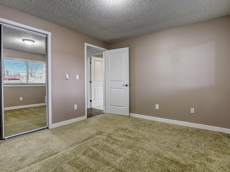 Sunset East Apartments — Photo 29