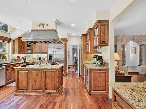5th image of 2132 Lakewood Dr