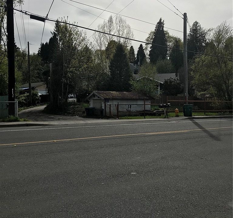 2nd image of 100 Des Moines Memorial Dr S