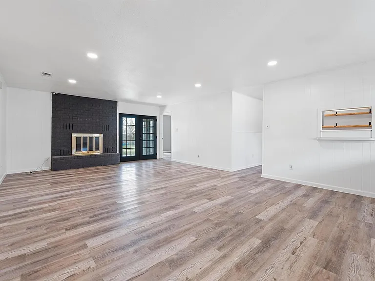 1106 Hackberry Dr — Photo 6