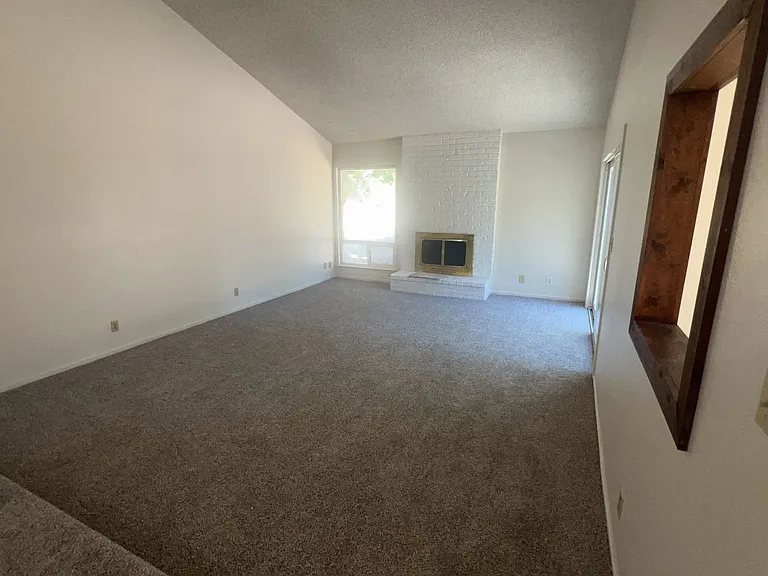 303 Diane Ct — Photo 8