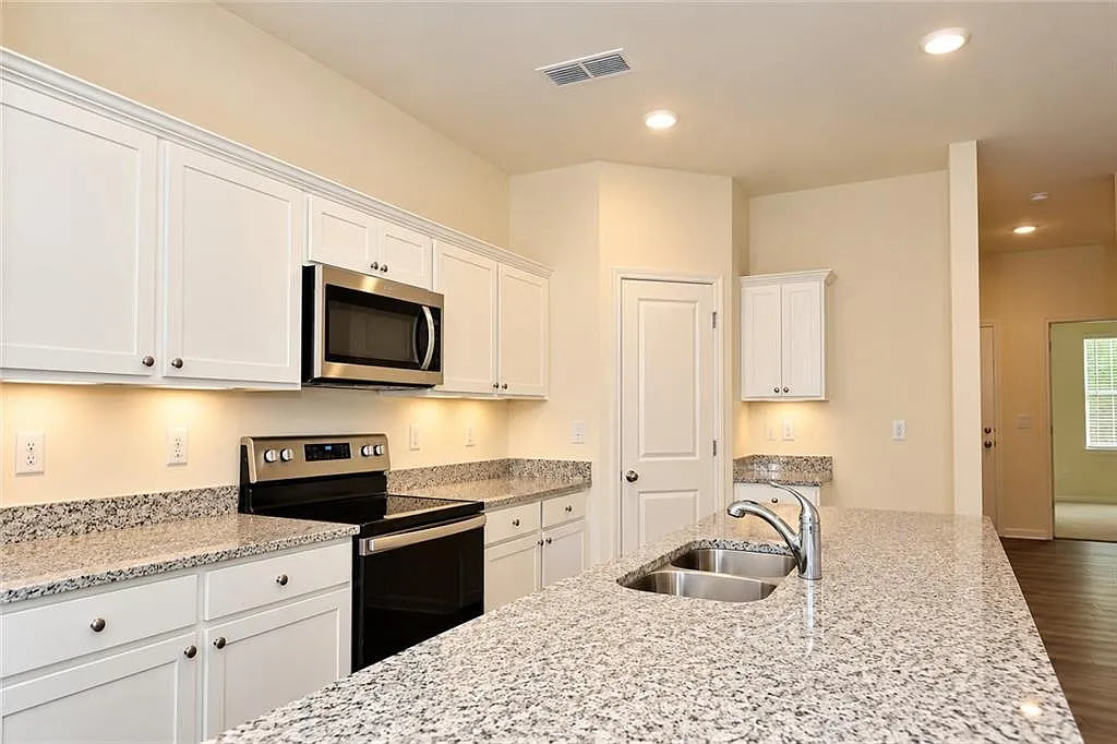 4 bed, 2.0 bath, 1844 sqft, $2,300 — Photo 3