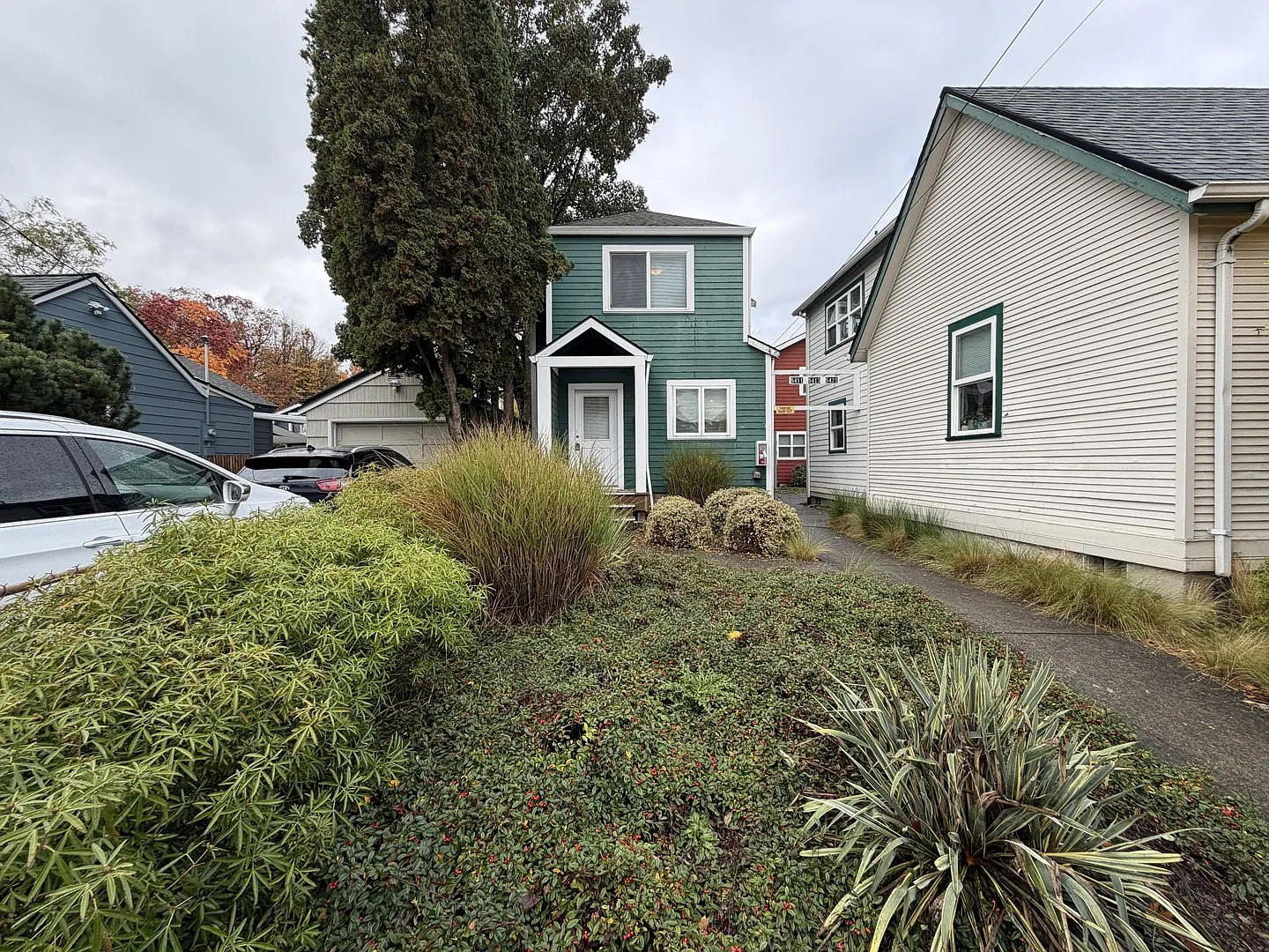 Charming North Portland 2-Bedroom Home Near Coffee Shops, Restaurants & Major Freeways — Photo 4