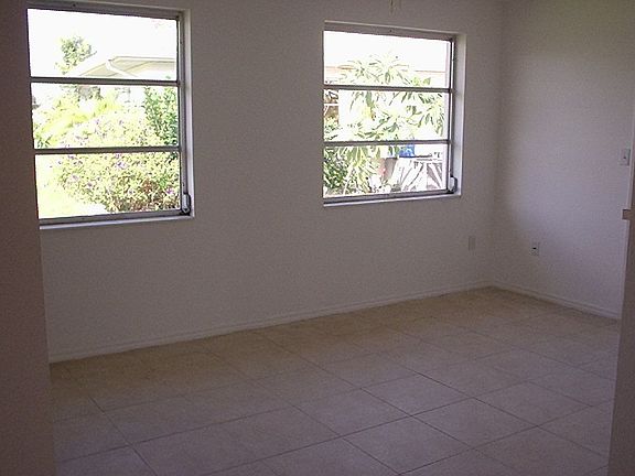 4th image of 8891 Berkley Ct