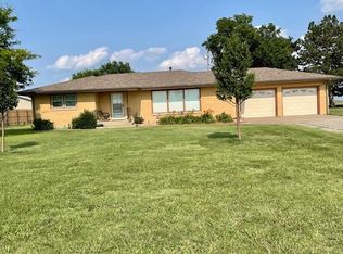 812 S 1st St, Wakeeney, KS 67672