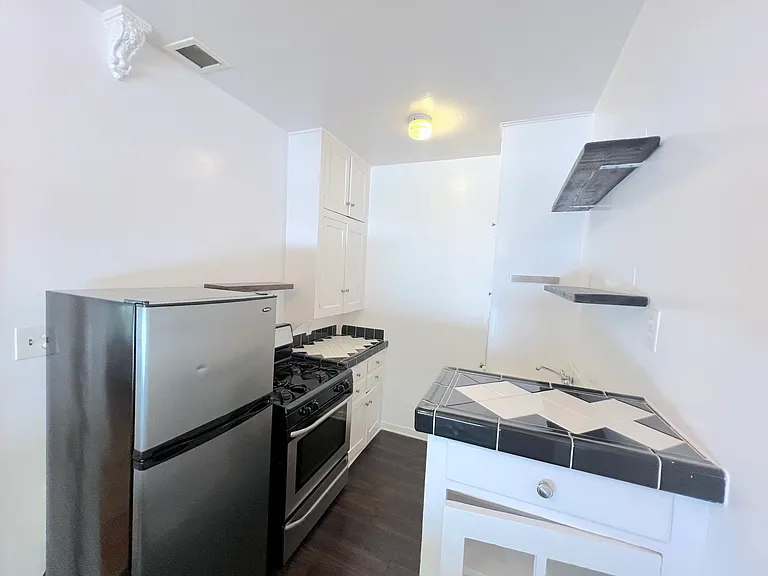 2028 N Beachwood Dr #103 — Photo 10