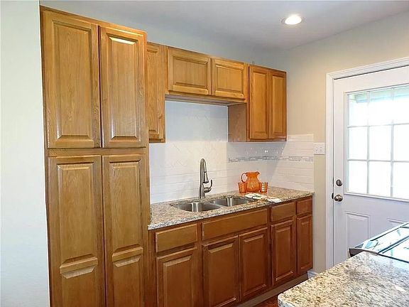 4th image of 4725 Willowbrook Dr
