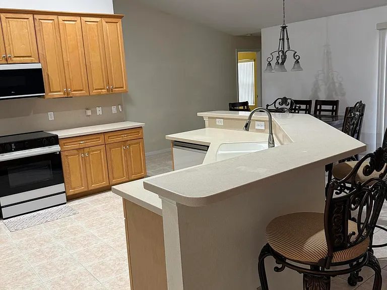 5824 NW Zenith Dr — Photo 4