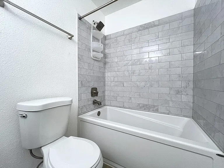 737 N Beachwood St — Photo 20
