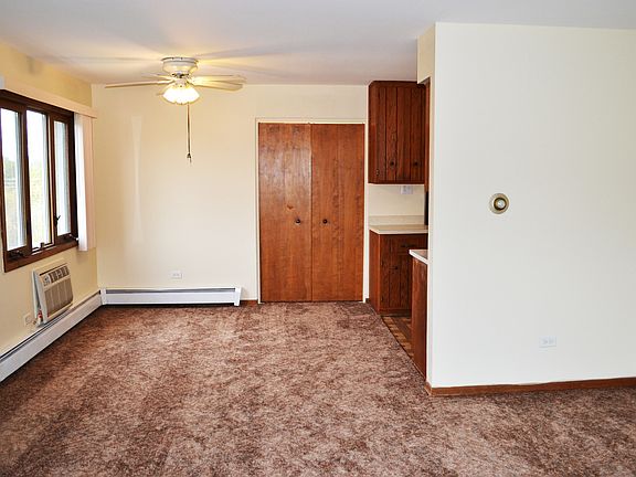 3rd image of 16733 Forest Ave APT 3N