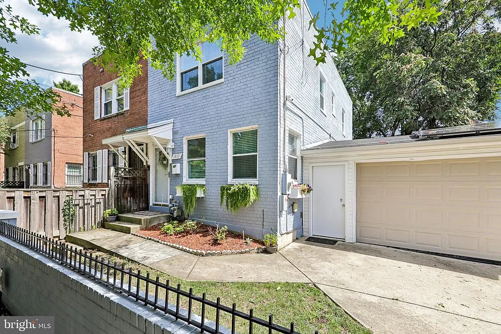3 bed, 2.0 bath, 1216 sqft, $3,200 — Photo 4