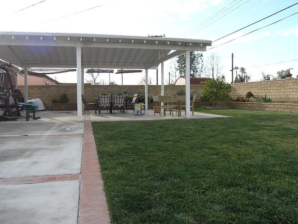 Spacious yard with fountain