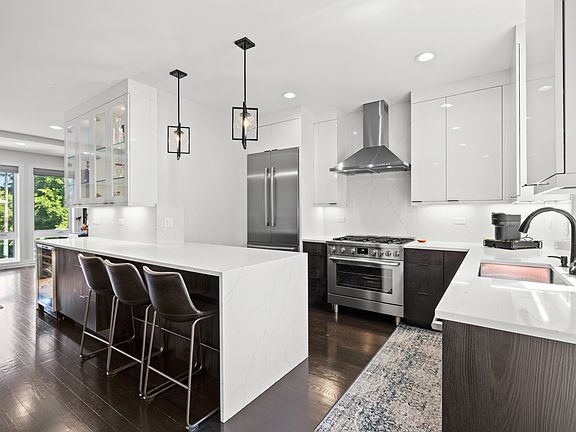 3rd image of 3901 S Lake Park Ave #D