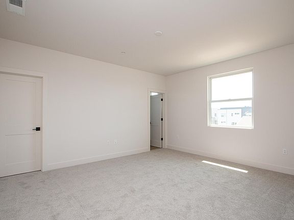 2nd bedroom with En-suite bathroom and Walk in Closet.