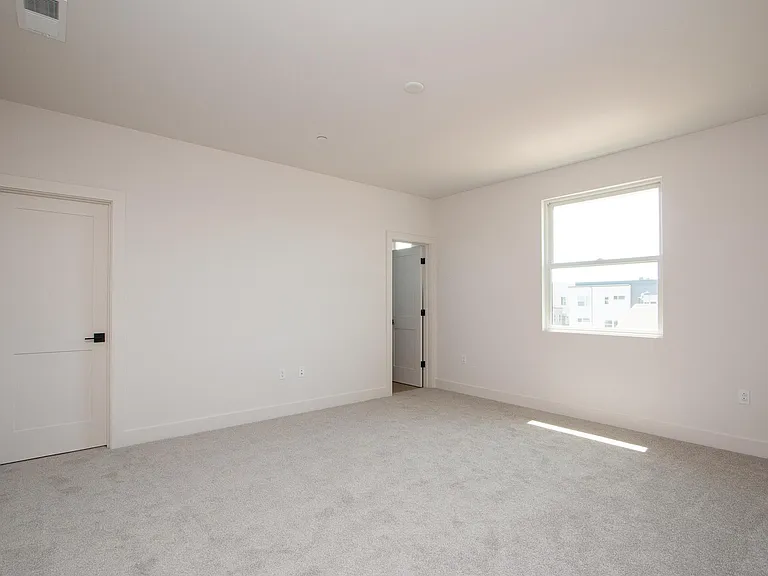 2nd bedroom with En-suite bathroom and Walk in Closet.
