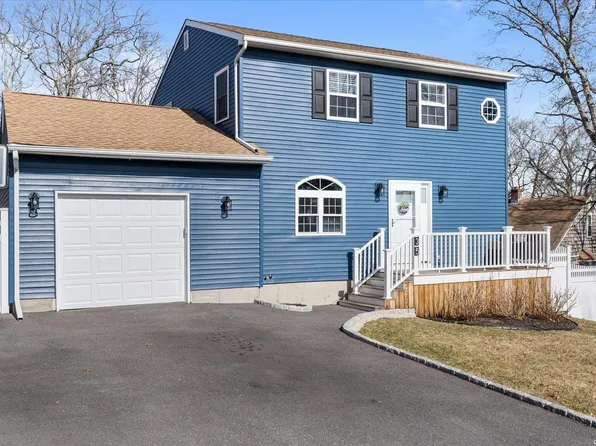35 Sayville Road, Sound Beach, NY 11789