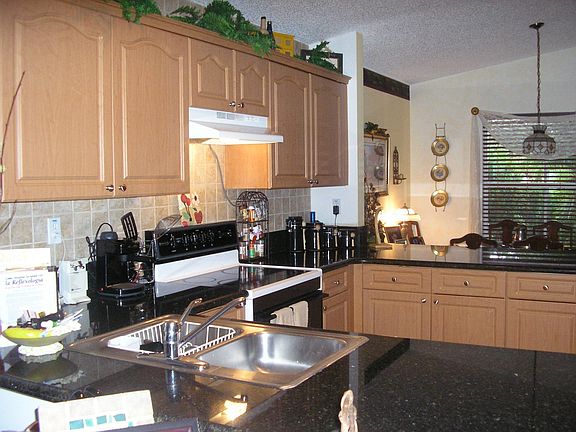 Kitchen w/granite counters