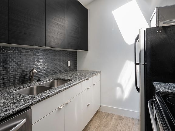 4th image of 3321 Oak Grove Ave #114