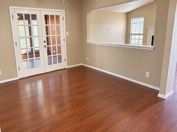 3rd image of 807 Sunny Ln