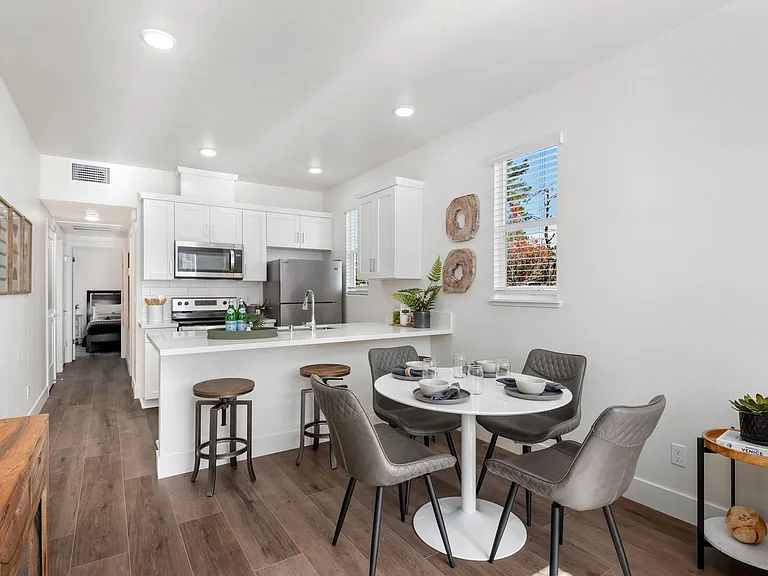 Colgan Creek Townhomes — Photo 4