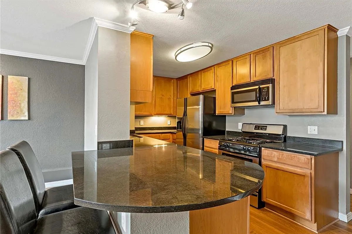 3120 Hennepin Ave — Photo 4