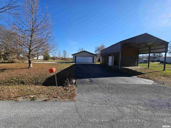 204 N Elm St, Ina, IL 62846