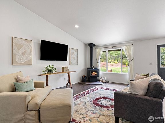 4th image of 600 Toonerville Drive NE