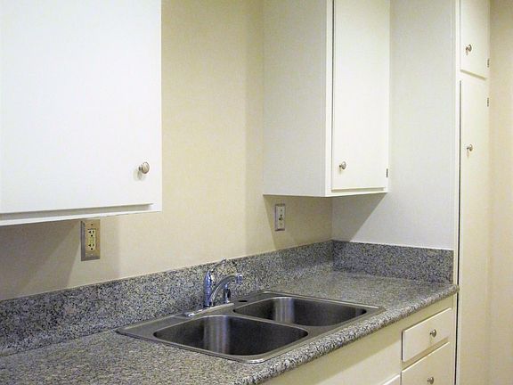 5th image of 266 S El Molino Ave APT 20